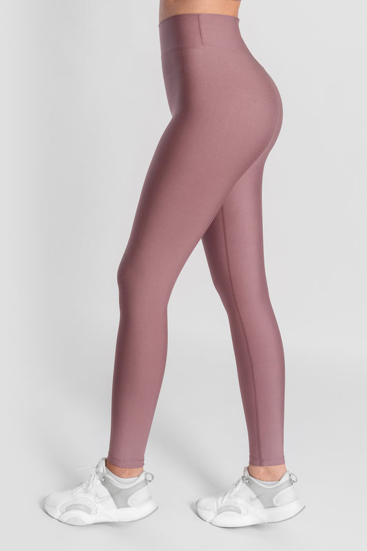 A model wearing a rose sport leggings, left side